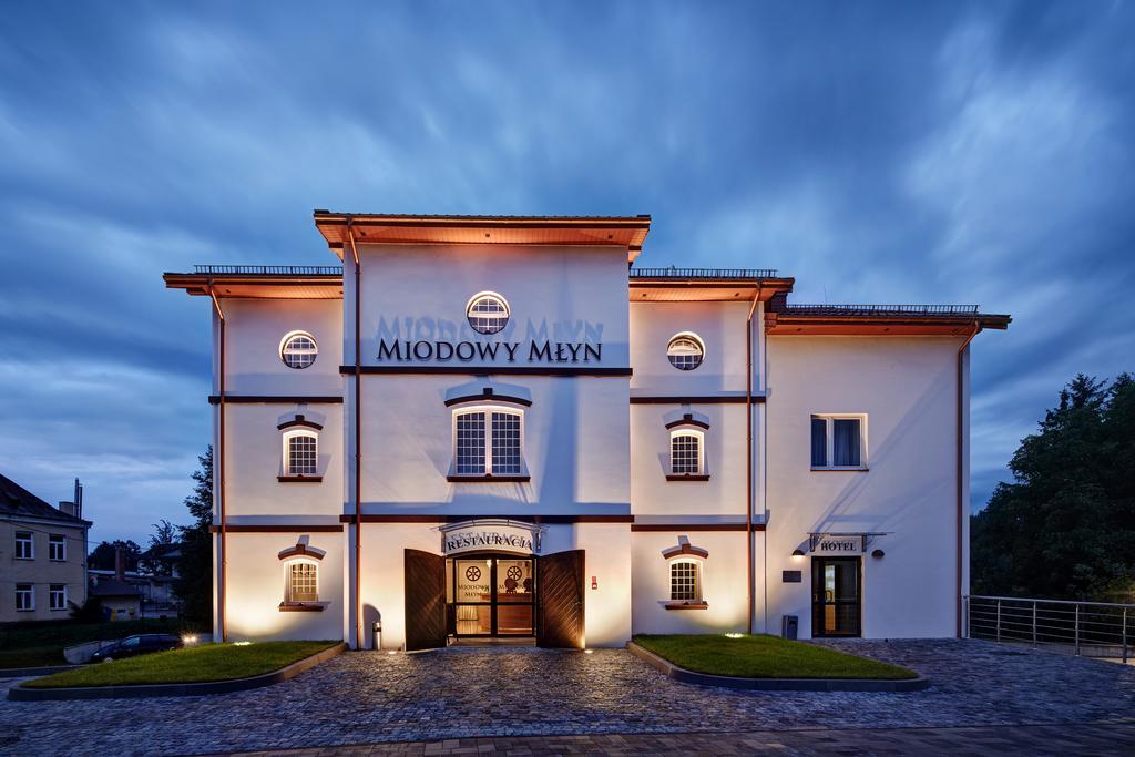 Hotel Miodowy Mlyn Опатув Экстерьер фото
